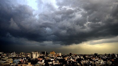 <p>తెలంగాణకు వాతావరణశాఖ మరోసారి రెయిన్ అలర్ట్ ఇచ్చింది. రాబోయే మూడు రోజుల పాటు రాష్ట్రవ్యాప్తంగా పలు జిల్లాల్లో ఉరుములు, మెరుపులతో కూడిన వర్షాలు కురిసే అవకాశం ఉందని హైదరాబాద్ వాతావరణ కేంద్రం (IMD) వెల్లడించింది. </p><p> </p> <p>తెలంగాణకు వాతావరణశాఖ మరోసారి రెయిన్ అలర్ట్ ఇచ్చింది. రాబోయే మూడు రోజుల పాటు రాష్ట్రవ్యాప్తంగా పలు జిల్లాల్లో ఉరుములు, మెరుపులతో కూడిన వర్షాలు కురిసే అవకాశం ఉందని హైదరాబాద్ వాతావరణ కేంద్రం (IMD) వెల్లడించింది. </p><p> </p>