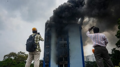 প্রাথমিক ভাবে দাবি করা হয়, এসির শর্ট সার্কিট থেকে আগুন লেগে থাকতে পারে। (PTI)