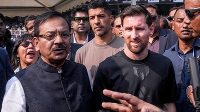 মেসির পাশে অরূপ বিশ্বাস। (ফাইল ছবি, সৌজন্যে পিটিআই)