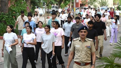 నీట్ యూజీ రీ-ఎగ్జామ్ 'ఫేక్' సర్క్యులర్: విద్యార్థులను అలెర్ట్ చేసిన పీఐబీ నీట్ యూజీ రీ-ఎగ్జామ్ 'ఫేక్' సర్క్యులర్: విద్యార్థులను అలెర్ట్ చేసిన పీఐబీ