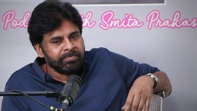 Pawan Kalyan: తుపాకీ పట్టి నక్సలైట్ అవుదామనుకున్నా.. ఈ మధ్య నాకు నచ్చిన రెండు సినిమాలు అవే: పవన్ కళ్యాణ్ కామెంట్స్ Pawan Kalyan: తుపాకీ పట్టి నక్సలైట్ అవుదామనుకున్నా.. ఈ మధ్య నాకు నచ్చిన రెండు సినిమాలు అవే: పవన్ కళ్యాణ్ కామెంట్స్