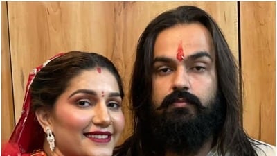 বীর সাহুর সঙ্গে স্বপ্না চৌধুরী। বীর সাহুর সঙ্গে স্বপ্না চৌধুরী।