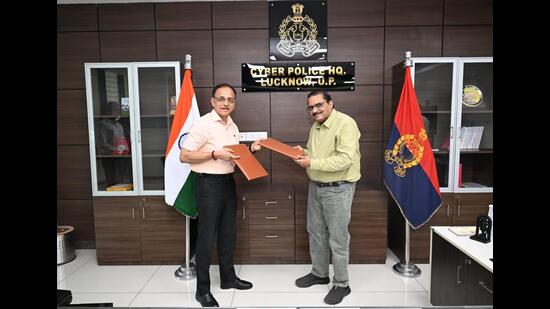 DG (Cyber Crime) Binod Kumar Singh and IIIT-Lucknow director AM Sherry during the signing of the MoU on Tuesday. (HT)