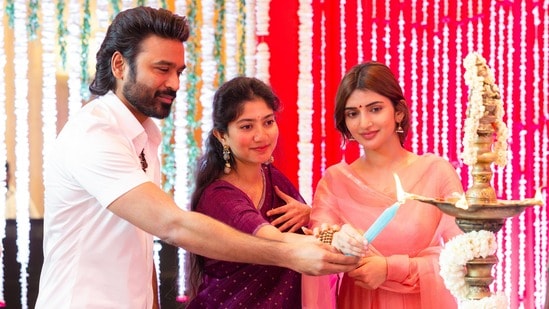 ధనుష్ సినిమాలో సాయి పల్లవి ఊరమాస్ పోలీస్ రోల్.. ఫస్ట్ టైమ్ లాఠీ పట్టిన బ్యూటీ