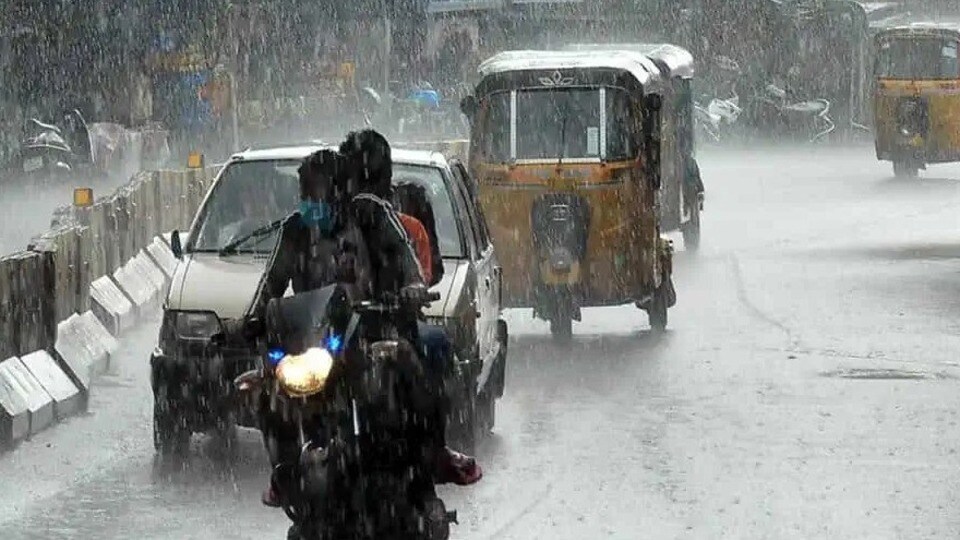 <p>తెలంగాణ వెదర్ మ్యాన్ రిపోర్ట్ ప్రకారం…. నైరుతి రుతుపవనాలు ఈరోజు దక్షిణ తెలంగాణ - హైదరాబాద్ పరిధిలో నిలిచిపోయే అవకాశం ఉంది. కనీసం జూన్ 17 వరకు ఉత్తర, ఈశాన్య తెలంగాణ వైపు ముందుకు కదిలే అవకాశాలు తక్కువగా ఉన్నాయి</p>