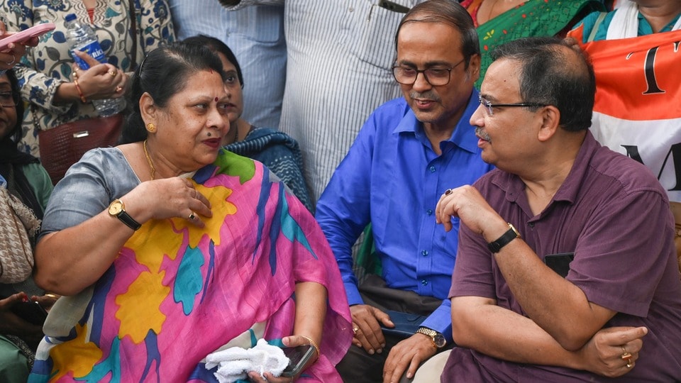 দক্ষিণ কলকাতার সাংসদ মালা রায় বিদ্রোহী শিবিরে যোগ দেওয়ার পথে হাঁটছেন।