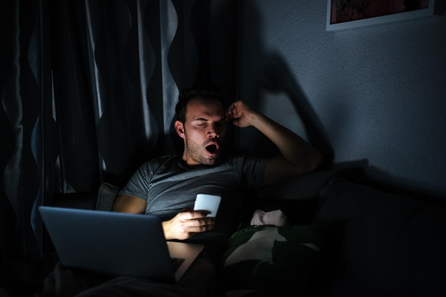 Quit extending your bedtime! (Picture credit: Freepik)