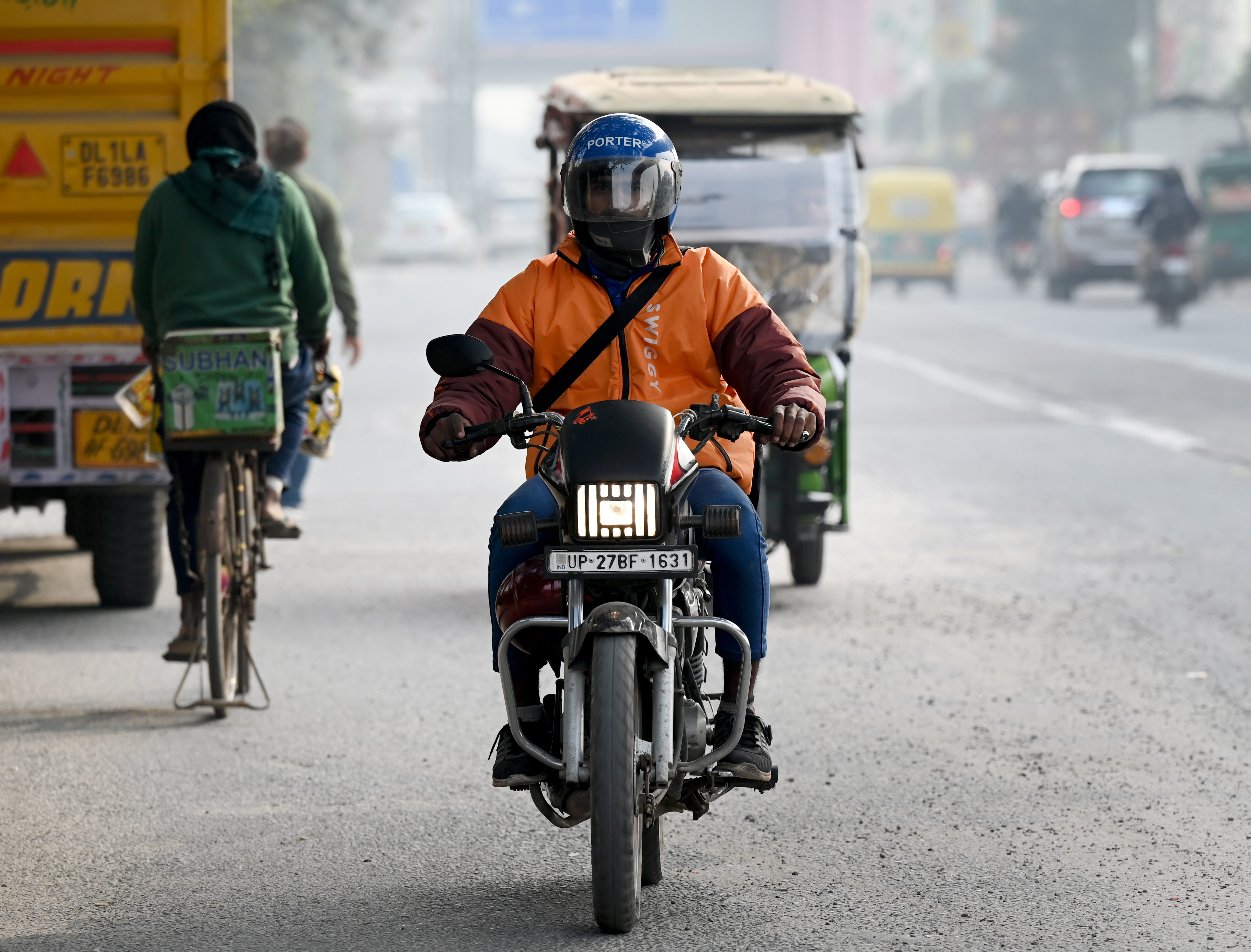 A delivery worker on the job. (Sunil Ghosh / Hindustan Times)