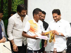 డీఎస్సీ అభ్యర్థులతో వైఎస్ జగన్
