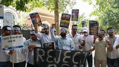 సీబీఎస్ఈపై వ్యతిరేకత, నిరసనలు.. (PTI) సీబీఎస్ఈపై వ్యతిరేకత, నిరసనలు.. (PTI)