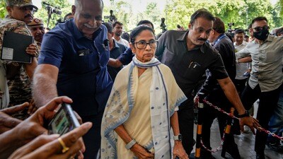 তৃণমূলের বিদ্রোহী শিবিরে নাম লেখালেও দলনেত্রী মমতা বন্দ্যোপাধ্যায়ের প্রতি আবেগের টান এখনও কাটেনি অভিনেত্রী-সাংসদ শতাব্দী রায়ের। (PTI)