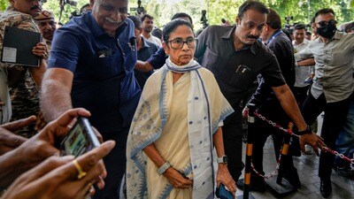 মমতা বন্দ্যোপাধ্যায়ের দল ভাঙার মাস্টারমাইন্ড কে? (PTI) মমতা বন্দ্যোপাধ্যায়ের দল ভাঙার মাস্টারমাইন্ড কে? (PTI)