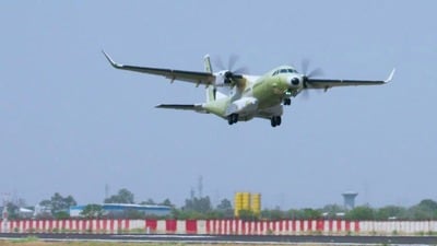 প্রথম ‘মেড ইন ইন্ডিয়া’ C-295 সামরিক পরিবহণ বিমানের পরীক্ষামূলক উড়ান সফল হয়েছে। (@IAF_MCC) প্রথম ‘মেড ইন ইন্ডিয়া’ C-295 সামরিক পরিবহণ বিমানের পরীক্ষামূলক উড়ান সফল হয়েছে। (@IAF_MCC)