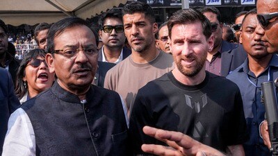গত ডিসেম্বরে যুবভারতীতে লিওনেল মেসির সঙ্গে অরূপ বিশ্বাস। (ফাইল ছবি, সৌজন্যে পিটিআই)