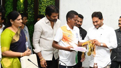 డీఎస్సీ అభ్యర్థులతో వైఎస్ జగన్ డీఎస్సీ అభ్యర్థులతో వైఎస్ జగన్