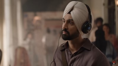 Main Vaapas Aaunga unfolds a touching narrative of love and memory.
