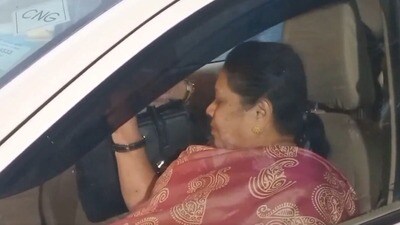 রিপোর্টে দাবি করা হয়, যাদবপুরের সাংসদ সায়নী ঘোষ, দক্ষিণ কলকাতার সাংসদ মালা রায়, আরামবাগের সাংসদ মিতালি বাগ এবং বহরমপুরের সাংসদ ইউসুফ পাঠান বুধবার রাতে কেন্দ্রীয় মন্ত্রী ভূপেন্দ্র যাদবের দিল্লির বাসভবনে বৈঠক করেছেন।