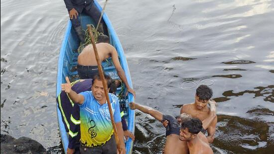 Worker plunges into Thane creek from bridge scaffolding