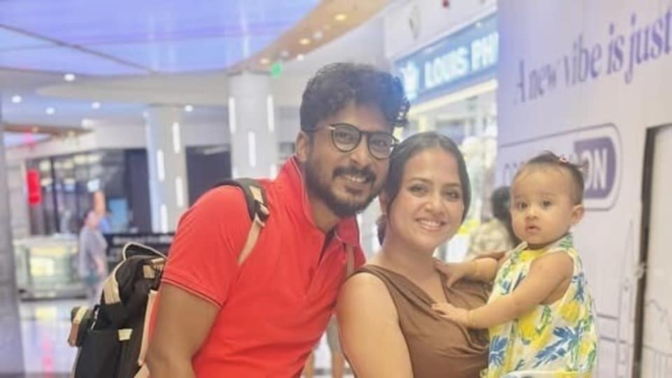 জন্মদিনে অহনাকে ভালোবাসায় ভরালেন দীপঙ্কর