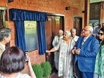 Babli Brar, daughter of former Punjab chief minister Harcharan Singh Brar, unveils a plaque outside the Aitchison College classroom dedicated in his honour. (PTI)