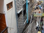 The cramped up lane in Tughlakabad Extension where the fire incident on Friday claimed three lives. (Vipin Kumar/HT Photo)