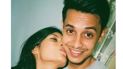 সামনেই বিয়ে! হবু শাশুড়ি দিল বিশেষ উপহার, বং গাইয়ের সঙ্গে আদরে মাখামাখি ছবি দিল অন্তরা