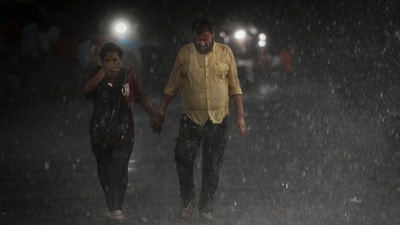 উত্তরবঙ্গে বর্ষা প্রবেশ করে গিয়েছে। দক্ষিণবঙ্গে এখন বর্ষা ঢোকেনি। (ছবি সৌজন্যে পিটিআই) উত্তরবঙ্গে বর্ষা প্রবেশ করে গিয়েছে। দক্ষিণবঙ্গে এখন বর্ষা ঢোকেনি। (ছবি সৌজন্যে পিটিআই)