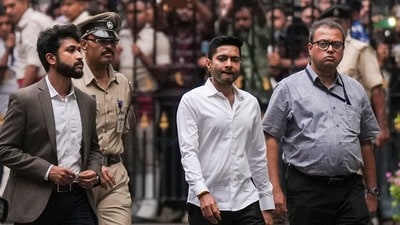 বৃহস্পতিবার ভবানী ভবনে অভিষেক বন্দ্যোপাধ্যায়। (ছবি সৌজন্যে পিটিআই) বৃহস্পতিবার ভবানী ভবনে অভিষেক বন্দ্যোপাধ্যায়। (ছবি সৌজন্যে পিটিআই)