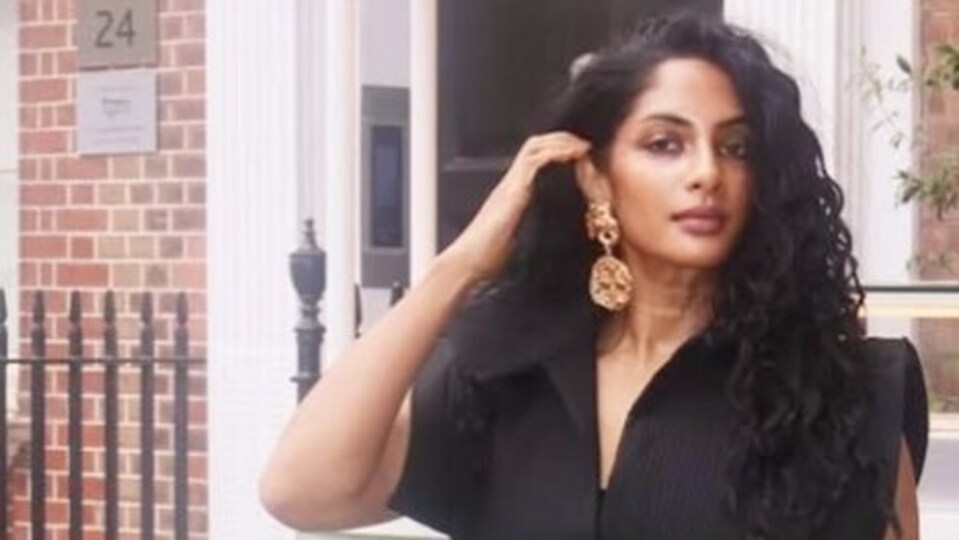 <p>వైట్ హార్ట్ ఎమోజీతో ఈ బ్లాక్ కలర్ డ్రెస్ లో ఇచ్చిన పోజులను శ్రియా రెడ్డి తన ఇన్ స్టాగ్రామ్ లో పోస్టు చేసింది. ఇవి ఇంటర్నెట్ లో వైరల్ గా మారాయి. </p>(instagram-Sriya Reddy)