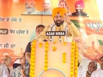 Haryana chief minister Nayab Singh Saini addressing the Sarv Samaj OBC Conference at the grain market in Abohar on Saturday. (HT)