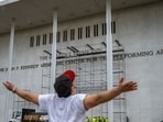 Onlookers cheer as workers erect scaffolding at the Kennedy Center in Washington, DC, US, early on Friday, to remove Trump's name.(Bloomberg)