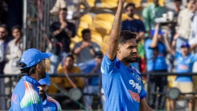 <p>ఈ మ్యాచ్ తో వన్డేల్లో అరంగేట్రం చేసిన రైటార్మ్ పేసర్ గుర్నూర్ సింగ్ హిస్టరీ క్రియేట్ చేశాడు. తన తొలి ఓవర్లోనే అతను వికెట్ సాధించాడు. ఇబ్రహీం జద్రాన్ ను ఔట్ చేశాడు. డెబ్యూలోనే ఫస్ట్ ఓవర్లో వికెట్ పడగొట్టిన మూడో బౌలర్ గా గుర్నూర్ నిలిచాడు. మ్యాచ్ లో అతను మొత్తం 3 వికెట్లు తీశాడు.</p> (ANI Pic Service)