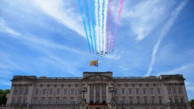 The Red Arrows fly over Buckingham Palace, as members of the royal family stand on the balcony, on the day of the Trooping the Colour parade which honours Britain's King Charles, as part of the official birthday celebrations, in London, Britain, June 13, 2026. REUTERS/Chris J. Ratcliffe    (REUTERS)