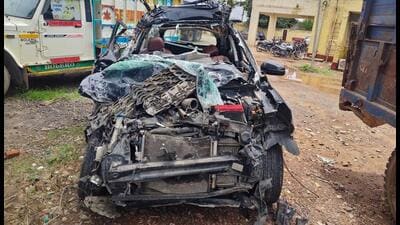 The collision left the SUV wedged beneath a banana-laden truck. Rescue teams took around 30 minutes to extricate the occupants. (HT) The collision left the SUV wedged beneath a banana-laden truck. Rescue teams took around 30 minutes to extricate the occupants. (HT)