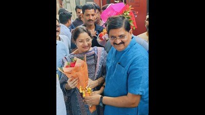 Union minister Annapurna Devi being welcomed by MLA Raj Sinha in Dhanbad on Saturday (HT PHOTO) Union minister Annapurna Devi being welcomed by MLA Raj Sinha in Dhanbad on Saturday (HT PHOTO)