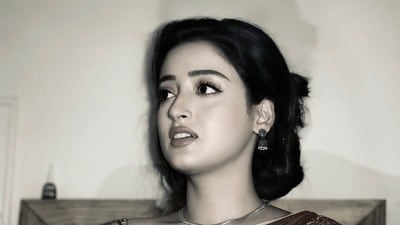সাদা-কালো ফ্রেমে দেবাদৃতা