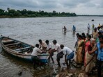 కృష్ణా నదిలో పడవ బోల్తా