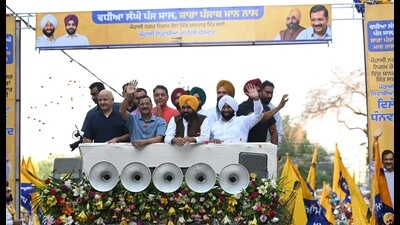 AAP national convener Arvind Kejriwal, chief minister Bhagwant Mann, Punjab in-charge Manish Sisodia, along with AAP state president Aman Arora and other leaders, during a roadshow in Mohali on Sunday. (Sanjeev Sharma/HT) AAP national convener Arvind Kejriwal, chief minister Bhagwant Mann, Punjab in-charge Manish Sisodia, along with AAP state president Aman Arora and other leaders, during a roadshow in Mohali on Sunday. (Sanjeev Sharma/HT)