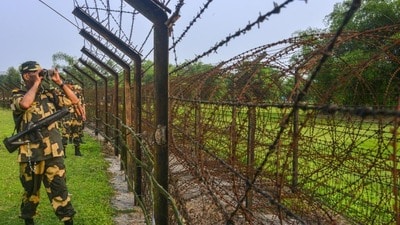 ভারত-বাংলাদেশ সীমান্তে নজরদারি ও নিরাপত্তা আরও জোরদার করতে জওয়ানদের অস্ত্রে উল্লেখযোগ্য পরিবর্তন আনছে ভারতীয় সীমান্তরক্ষী বাহিনী (বিএসএফ)। (HT_PRINT) ভারত-বাংলাদেশ সীমান্তে নজরদারি ও নিরাপত্তা আরও জোরদার করতে জওয়ানদের অস্ত্রে উল্লেখযোগ্য পরিবর্তন আনছে ভারতীয় সীমান্তরক্ষী বাহিনী (বিএসএফ)। (HT_PRINT)