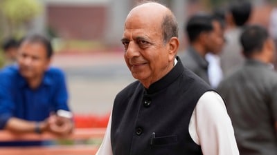 ঢাকায় ভারতের নতুন হাইকমিশনার হিসেবে দায়িত্ব গ্রহণের উদ্দেশ্যে বাংলাদেশে পৌঁছেই মন্তব্য করে বিতর্কে জড়ালেন দীনেশ ত্রিবেদী। ঢাকায় ভারতের নতুন হাইকমিশনার হিসেবে দায়িত্ব গ্রহণের উদ্দেশ্যে বাংলাদেশে পৌঁছেই মন্তব্য করে বিতর্কে জড়ালেন দীনেশ ত্রিবেদী।