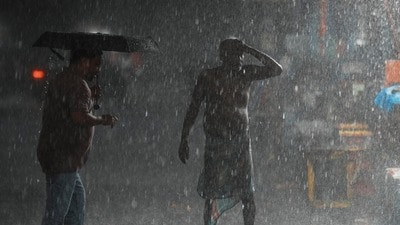 দক্ষিণবঙ্গে বর্ষা ঢুকে পড়লেও তা ঝিমিয়েই আছে। (ছবিটি প্রতীকী, সৌজন্যে পিটিআই) দক্ষিণবঙ্গে বর্ষা ঢুকে পড়লেও তা ঝিমিয়েই আছে। (ছবিটি প্রতীকী, সৌজন্যে পিটিআই)