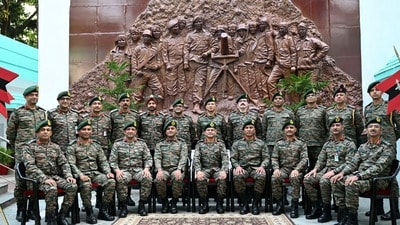 ব্রিটিশ আমল থেকে চলে আসা একাধিক পোশাক-সংক্রান্ত রীতি ও প্রতীক সরিয়ে নতুন ইউনিফর্ম কোড চালু করেছে সেনাবাহিনী। (@adgpi) ব্রিটিশ আমল থেকে চলে আসা একাধিক পোশাক-সংক্রান্ত রীতি ও প্রতীক সরিয়ে নতুন ইউনিফর্ম কোড চালু করেছে সেনাবাহিনী। (@adgpi)