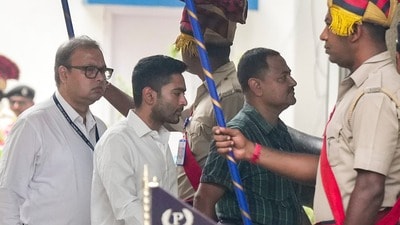 সিআইডি দফতরে অভিষেক বন্দ্যোপাধ্যায়। (ছবি সৌজন্যে পিটিআই) সিআইডি দফতরে অভিষেক বন্দ্যোপাধ্যায়। (ছবি সৌজন্যে পিটিআই)