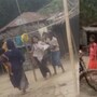 মাঝ রাস্তায় মেয়েকে বেধড়ক মারধর মা-বাবা'র(সৌজন্যে টুইটার)