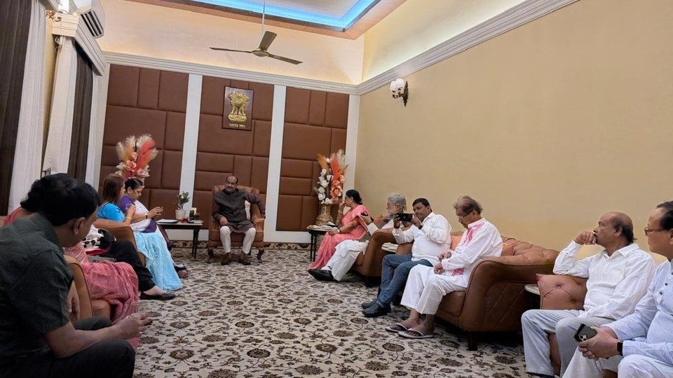 লোকসভার স্পিকার ওম বিড়লার সঙ্গে তৃণমূল কংগ্রেসের বিদ্রোহী সাংসদের বৈঠক।