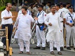 রাজ্য বিধানসভায় ঋতব্রত বন্দ্যোপাধ্যায়ের নেতৃত্বাধীন বিক্ষুব্ধ বিধায়ক শিবির সম্পূর্ণ ভিন্ন রাজনৈতিক অবস্থান নিচ্ছে। 