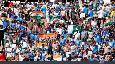 বার্মিংহামের এজবাস্টন স্টেডিয়ামে এই ম্যাচ দেখতে হাজির ছিলেন ১৮,৮১৪ জন দর্শক, যা মহিলা টি-২০ বিশ্বকাপের গ্রুপ পর্বের কোনও ম্যাচে সর্বোচ্চ উপস্থিতির নতুন রেকর্ড। (REUTERS)