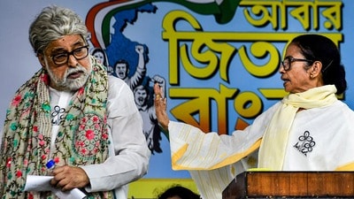 সুদীপ বন্দ্যোপাধ্যায় বলেন, 'দুই-তৃতীয়াংশ সাংসদ থাকলেও যদি কোনও রাজনৈতিক দলের সঙ্গে যুক্ত না হওয়া যায়, তাহলে দলত্যাগ বিরোধী আইনের আওতায় পড়ার ঝুঁকি থাকে।' (PTI)