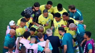 Brazil coach Carlo Ancelotti gives instructions to players during a hydration break (REUTERS)