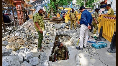 Workers replacing old BEST cables at F Road in Churchgate (Anshuman Poyrekar/HT Photo)